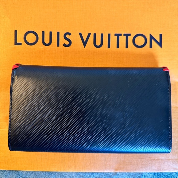 100% Authentic Louis Vuitton Special Edition Epi Leather Wallet - Picture 5 of 12